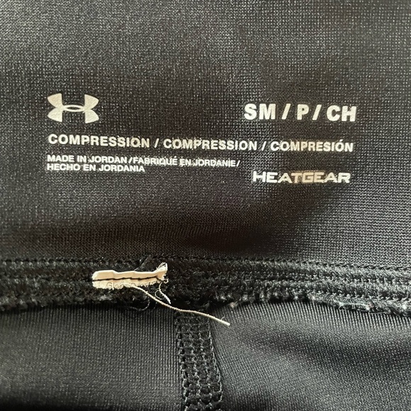 EUC women’s Under Armour heat gear compression cropped leggings, size small - Picture 3 of 3
